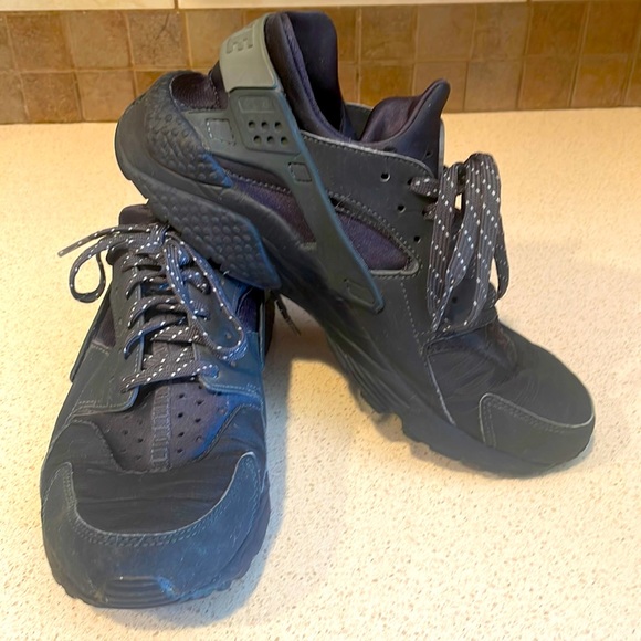 Nike Other - Like New! Nike Air Huarache Triple Black athletic shoes Sz 8.5
